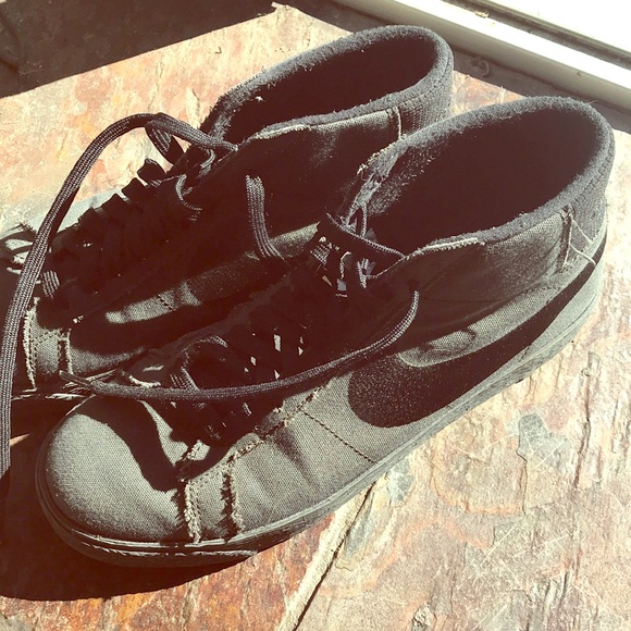 Nike sneaks! - Picture 2 of 4